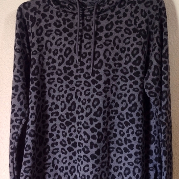 ATHLETIC WORKS®™ Black & Grey Leopard Printed Pull-Over Hooded Top - Picture 4 of 6